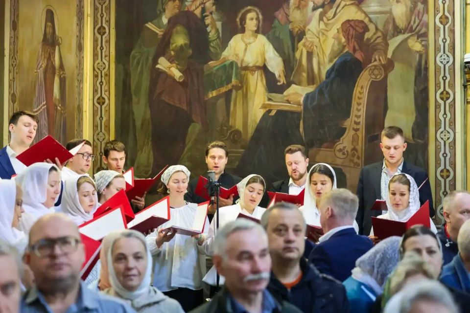 Сегодня православные верующие празднуют один из двенадцати главных христианских праздников — День Святой Троицы Сегодня православные верующие празднуют один из двенадцати главных христианских праздников — День Святой Троицы