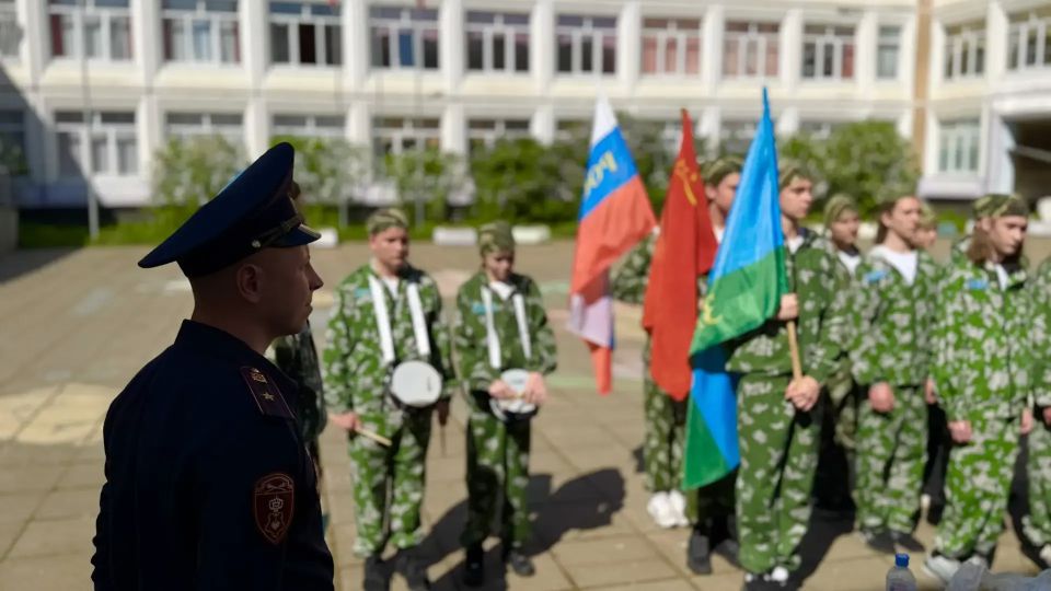 Росгвардейцы организовали военно-патриотическую игру «Зарница» в Подмосковье Росгвардейцы организовали военно-патриотическую игру «Зарница» в Подмосковье