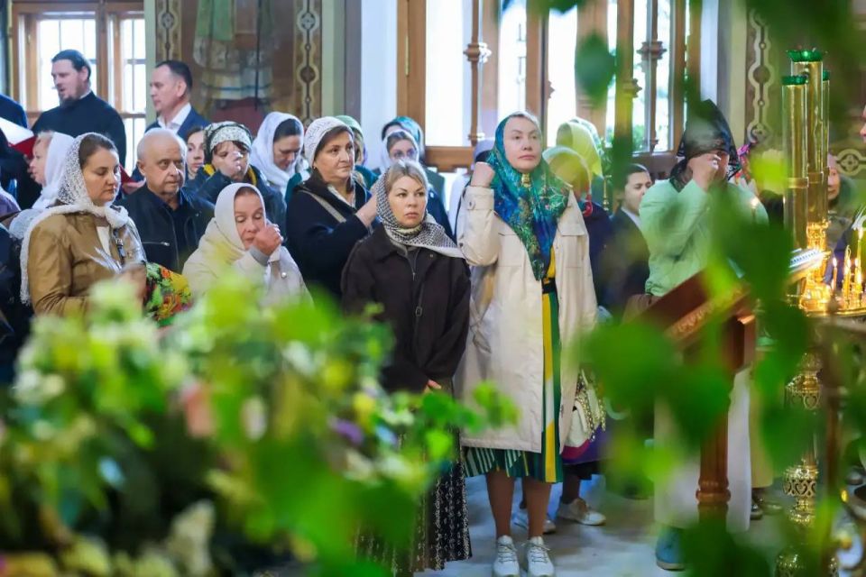 Сегодня православные верующие празднуют один из двенадцати главных христианских праздников — День Святой Троицы Сегодня православные верующие празднуют один из двенадцати главных христианских праздников — День Святой Троицы