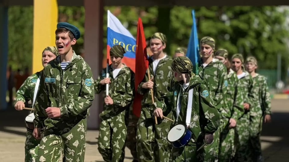 Росгвардейцы организовали военно-патриотическую игру «Зарница» в Подмосковье Росгвардейцы организовали военно-патриотическую игру «Зарница» в Подмосковье