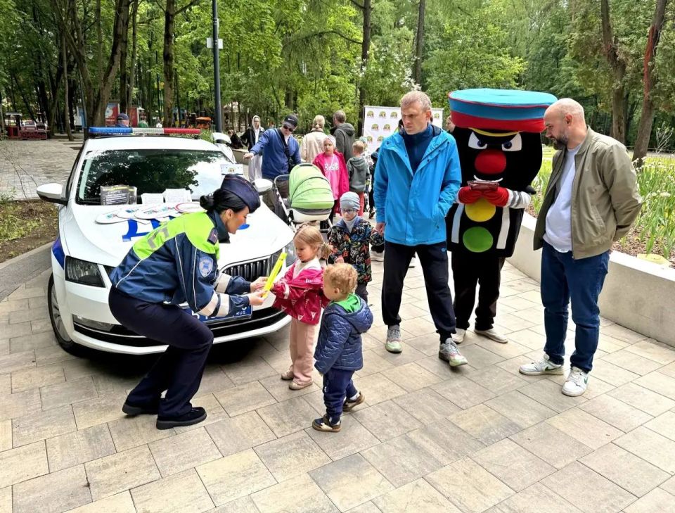 На днях в парке Красногорска развернулся масштабный фестиваль «Безопасный город», в котором приняли участие представители экстренных служб округа На днях в парке Красногорска развернулся масштабный фестиваль «Безопасный город», в котором приняли участие представители экстренных служб округа