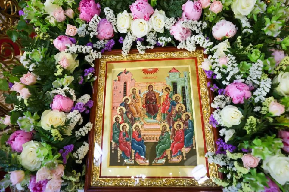 Сегодня православные верующие празднуют один из двенадцати главных христианских праздников — День Святой Троицы Сегодня православные верующие празднуют один из двенадцати главных христианских праздников — День Святой Троицы