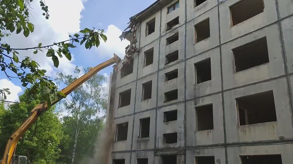 В Клину начался снос аварийного жилого дома