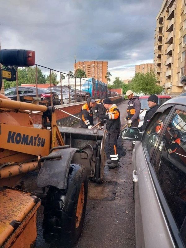 В городе продолжаются ремонтные работы по восстановлению дорожного полотна В городе продолжаются ремонтные работы по восстановлению дорожного полотна