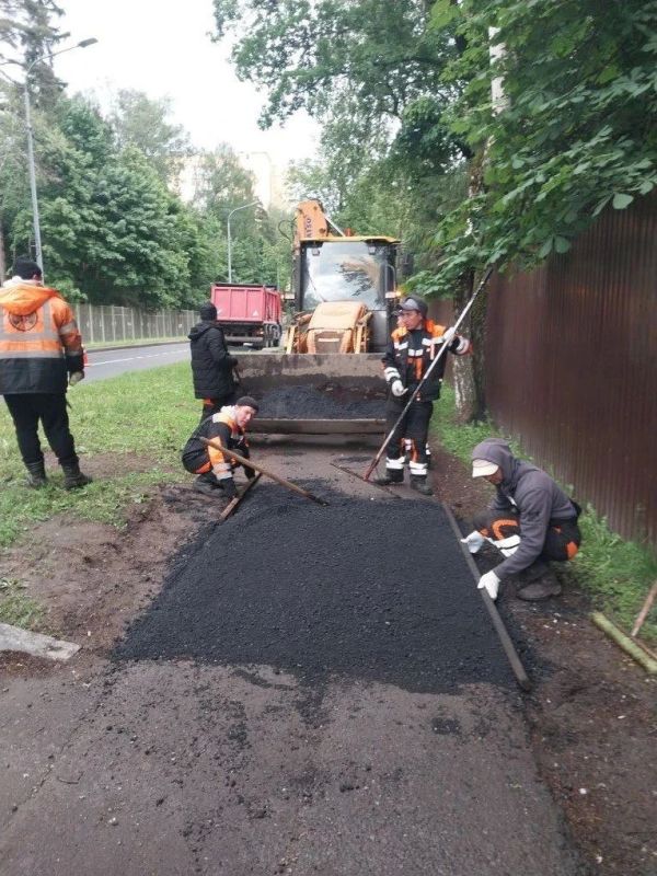 В городе продолжаются ремонтные работы по восстановлению дорожного полотна В городе продолжаются ремонтные работы по восстановлению дорожного полотна