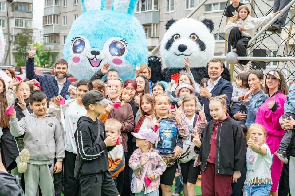 Для юных жителей. Веселые игры с аниматорами, танцы и даже пожарная машина, в которой дети могли почувствовать себя настоящими спасателями! А весь этот праздник сегодня был приурочен к открытию после модернизации двух... Для юных жителей. Веселые игры с аниматорами, танцы и даже пожарная машина, в которой дети могли почувствовать себя настоящими спасателями! А весь этот праздник сегодня был приурочен к открытию после модернизации двух...