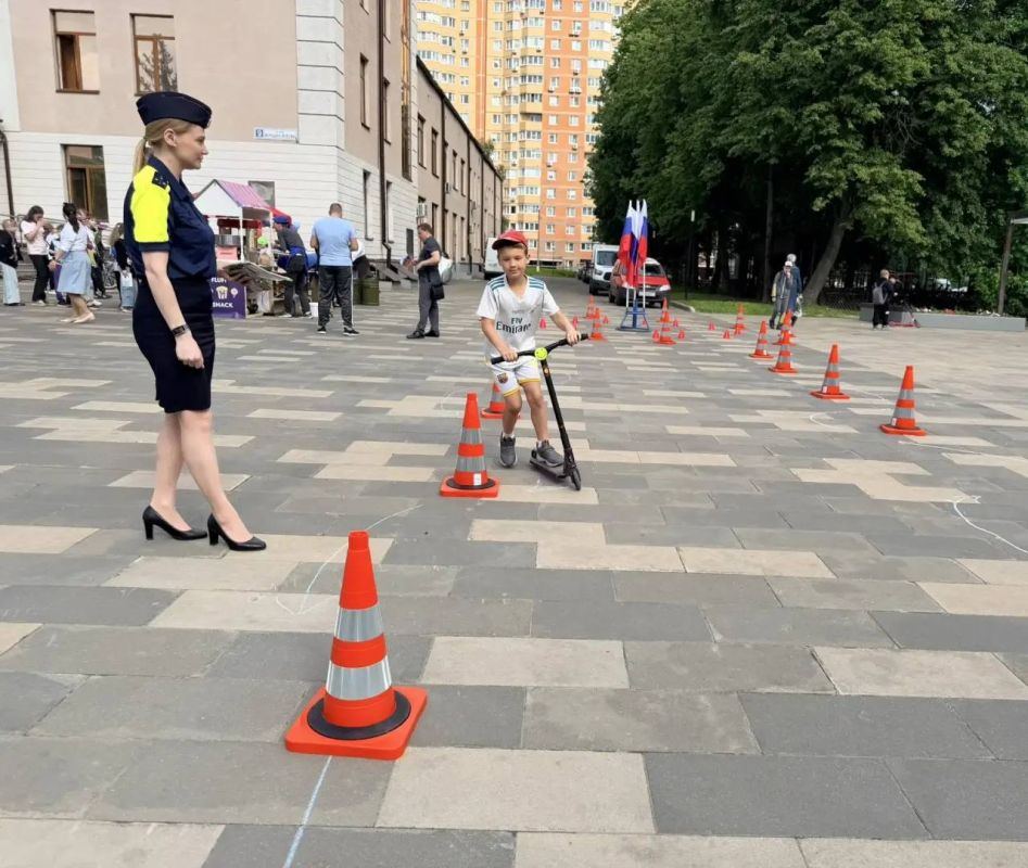 1 июня на городской площади Власихи сотрудники подмосковной Госавтоинспекции совместно с представителями военной автомобильной инспекции организовали интерактивную профилактическую площадку для детей и их родителей 1 июня на городской площади Власихи сотрудники подмосковной Госавтоинспекции совместно с представителями военной автомобильной инспекции организовали интерактивную профилактическую площадку для детей и их родителей