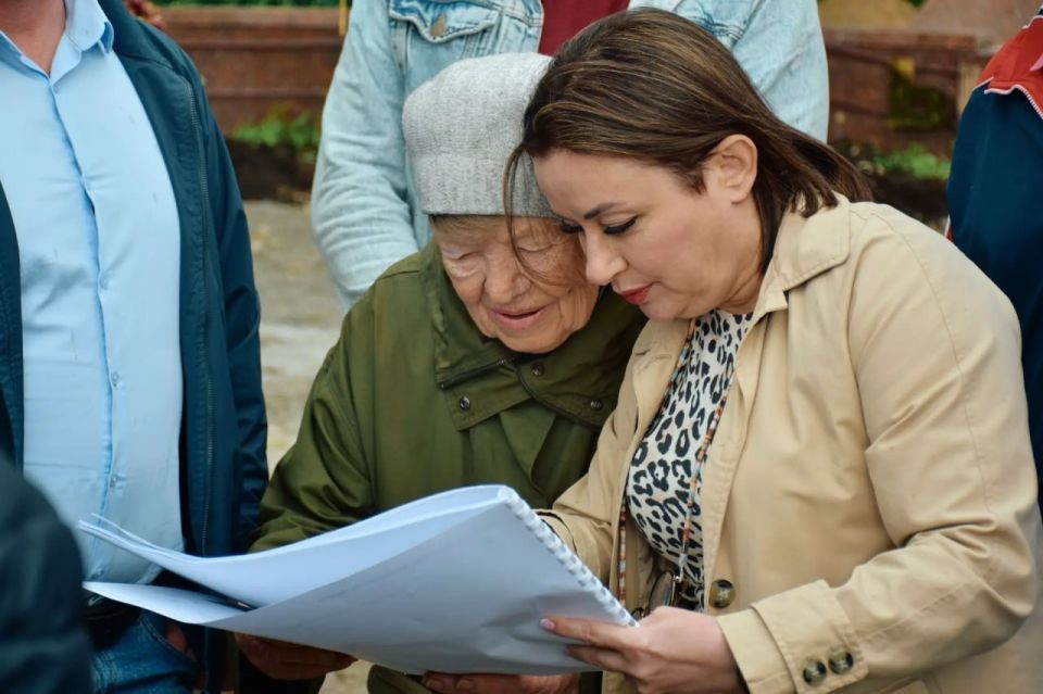 Уполномоченный главы Пушкинского Нина Ушакова вместе с председателем Совета депутатов округа Артёмом Садулой и его заместителем Николаем Михайлиным, представителями отдела благоустройства администрации округа и подрядной... Уполномоченный главы Пушкинского Нина Ушакова вместе с председателем Совета депутатов округа Артёмом Садулой и его заместителем Николаем Михайлиным, представителями отдела благоустройства администрации округа и подрядной...