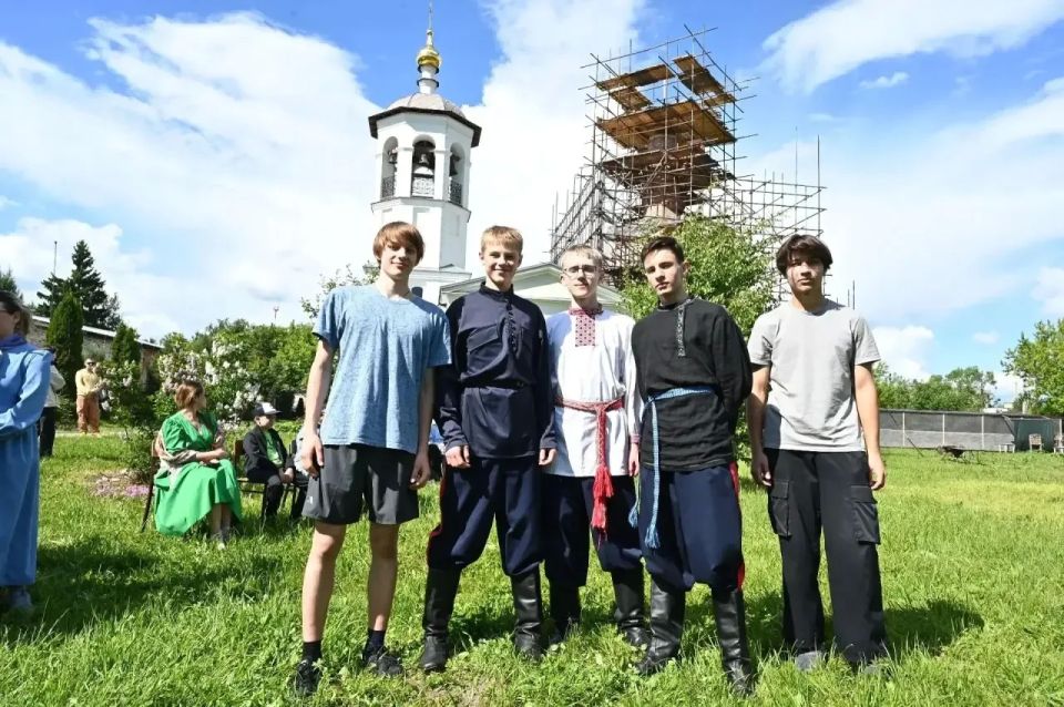 «Русский двор» объединил верующих в праздник Троицы: хороводы, песни и общий стол на Березне «Русский двор» объединил верующих в праздник Троицы: хороводы, песни и общий стол на Березне