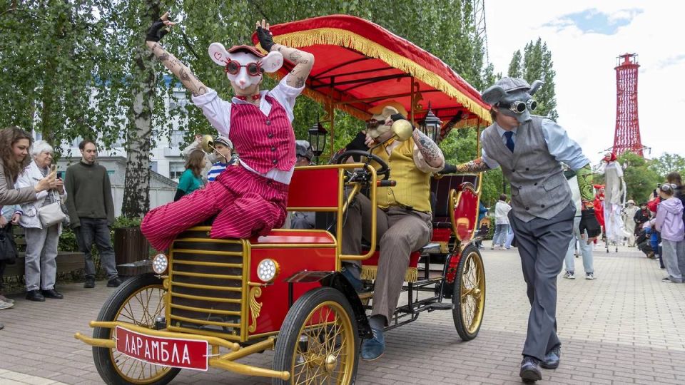 Городу и миру: выступления уличных театров на XV Платоновском фестивале в Воронеже Городу и миру: выступления уличных театров на XV Платоновском фестивале в Воронеже