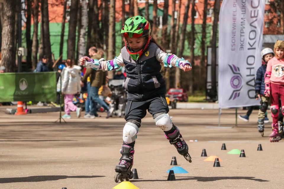 С Днём защиты детей!. Сегодня праздник тех, ради кого мы делаем Домодедово лучше: строим школы и детские сады, открываем спортивные площадки, благоустраиваем дворы и парки С Днём защиты детей!. Сегодня праздник тех, ради кого мы делаем Домодедово лучше: строим школы и детские сады, открываем спортивные площадки, благоустраиваем дворы и парки