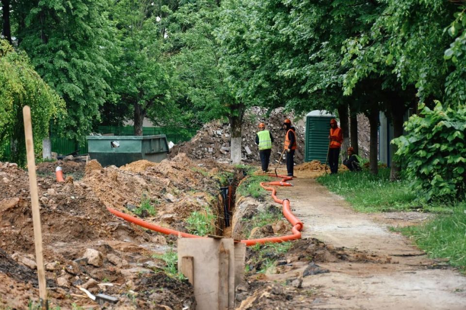 Уполномоченный главы Пушкинского Нина Ушакова вместе с председателем Совета депутатов округа Артёмом Садулой и его заместителем Николаем Михайлиным, представителями отдела благоустройства администрации округа и подрядной... Уполномоченный главы Пушкинского Нина Ушакова вместе с председателем Совета депутатов округа Артёмом Садулой и его заместителем Николаем Михайлиным, представителями отдела благоустройства администрации округа и подрядной...