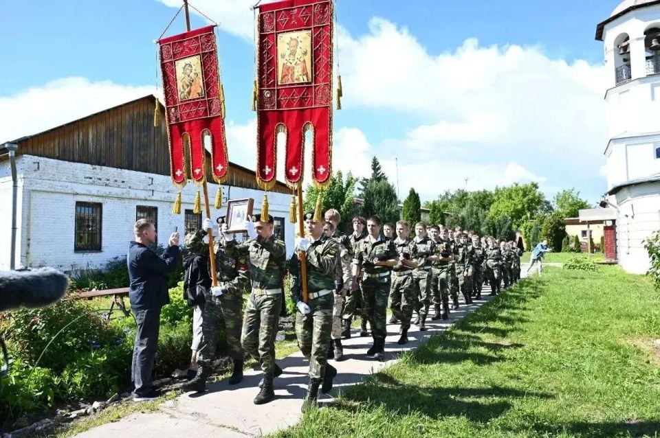 «Русский двор» объединил верующих в праздник Троицы: хороводы, песни и общий стол на Березне «Русский двор» объединил верующих в праздник Троицы: хороводы, песни и общий стол на Березне