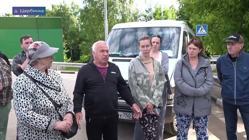 Сотрудники администрации ежедневно выезжают на дорогу вблизи д. Щербинка, где произошёл обвал грунта, и контролируют ход обследования территории