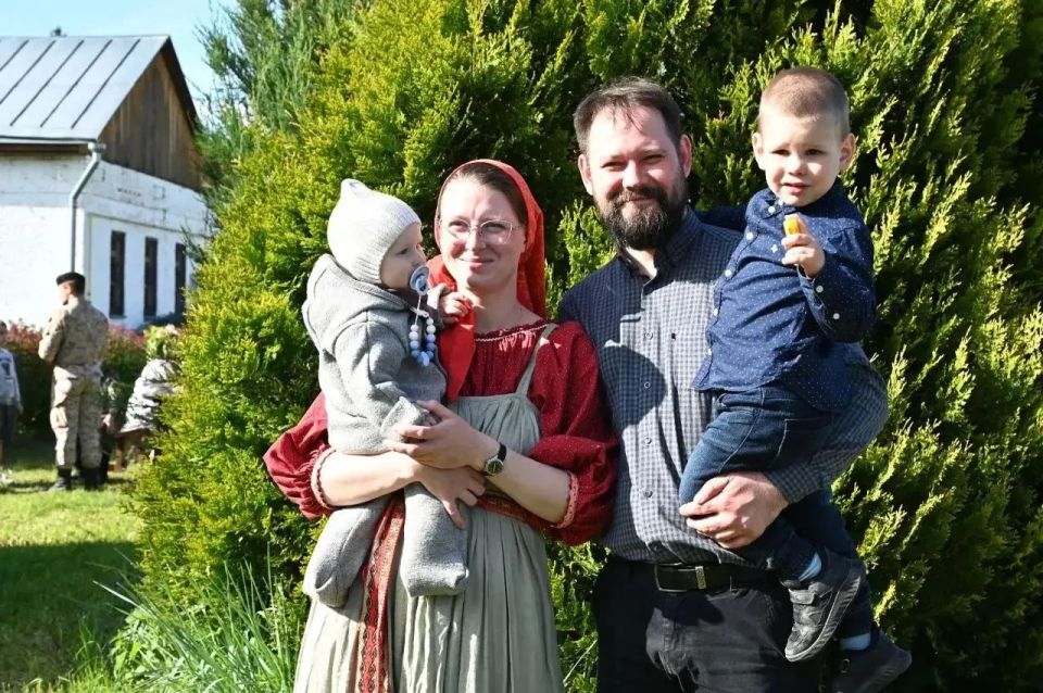 «Русский двор» объединил верующих в праздник Троицы: хороводы, песни и общий стол на Березне «Русский двор» объединил верующих в праздник Троицы: хороводы, песни и общий стол на Березне