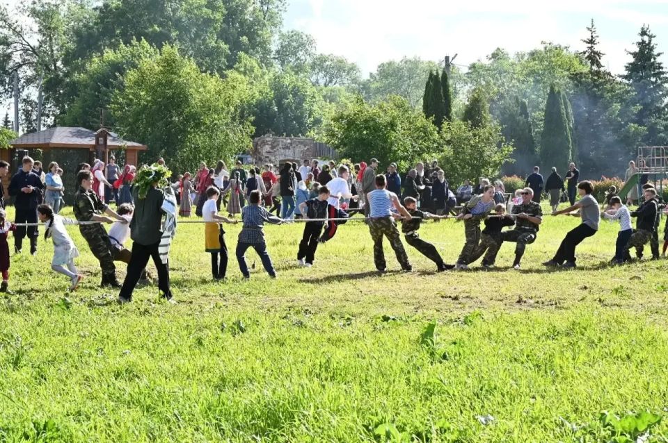 «Русский двор» объединил верующих в праздник Троицы: хороводы, песни и общий стол на Березне «Русский двор» объединил верующих в праздник Троицы: хороводы, песни и общий стол на Березне