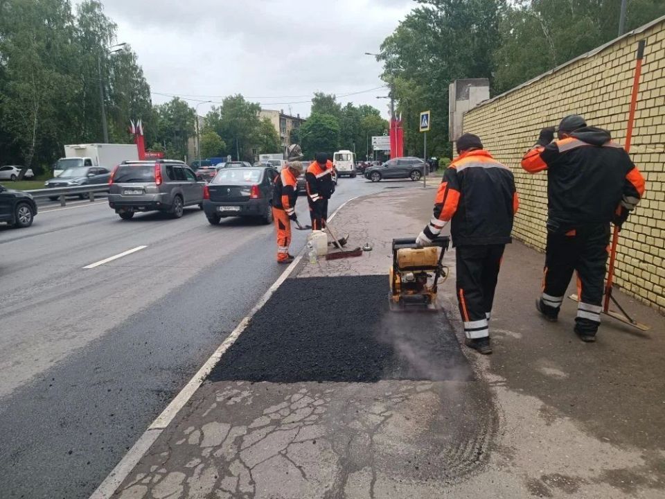В городе продолжаются ремонтные работы по восстановлению дорожного полотна