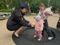 Пока дети играют на площадке, инспекторы дополняют их летние образы стильными и полезными аксессуарами — СВЭ-браслетами