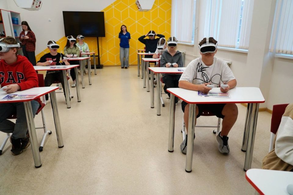 Григорий Артамонов: В Международный день защиты детей в Подольске состоялось важное событие: в гимназии имени Подольских курсантов совместно с компанией «Урбантех» прошли занятия на VR-платформе «Мир безопасных дорог» Григорий Артамонов: В Международный день защиты детей в Подольске состоялось важное событие: в гимназии имени Подольских курсантов совместно с компанией «Урбантех» прошли занятия на VR-платформе «Мир безопасных дорог»