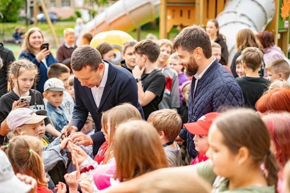 Для юных жителей. Веселые игры с аниматорами, танцы и даже пожарная машина, в которой дети могли почувствовать себя настоящими спасателями! А весь этот праздник сегодня был приурочен к открытию после модернизации двух... Для юных жителей. Веселые игры с аниматорами, танцы и даже пожарная машина, в которой дети могли почувствовать себя настоящими спасателями! А весь этот праздник сегодня был приурочен к открытию после модернизации двух...