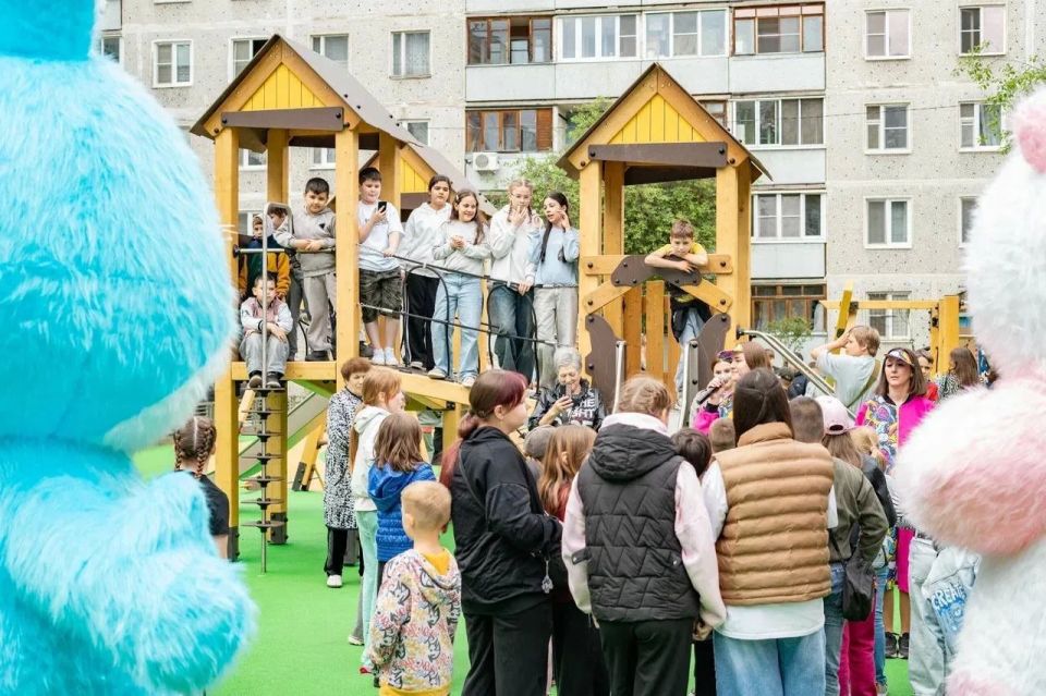 Для юных жителей. Веселые игры с аниматорами, танцы и даже пожарная машина, в которой дети могли почувствовать себя настоящими спасателями! А весь этот праздник сегодня был приурочен к открытию после модернизации двух... Для юных жителей. Веселые игры с аниматорами, танцы и даже пожарная машина, в которой дети могли почувствовать себя настоящими спасателями! А весь этот праздник сегодня был приурочен к открытию после модернизации двух...