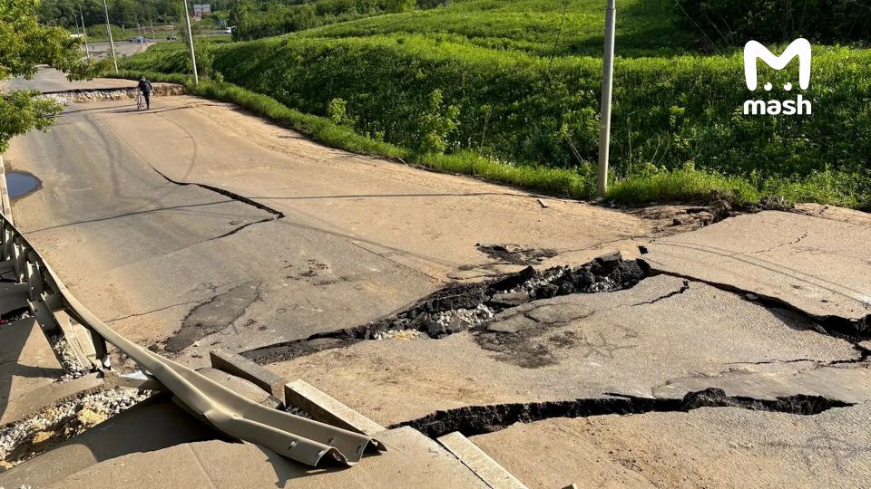 Советские захоронения радиоактивного тория возродились в Подмосковье — жители Кучино и Щербинки жалуются на оползень в районе старого могильника и боятся, что отходы дойдут до реки Канапельки. Советские захоронения радиоактивного тория возродились в Подмосковье — жители Кучино и Щербинки жалуются на оползень в районе старого могильника и боятся, что отходы дойдут до реки Канапельки.