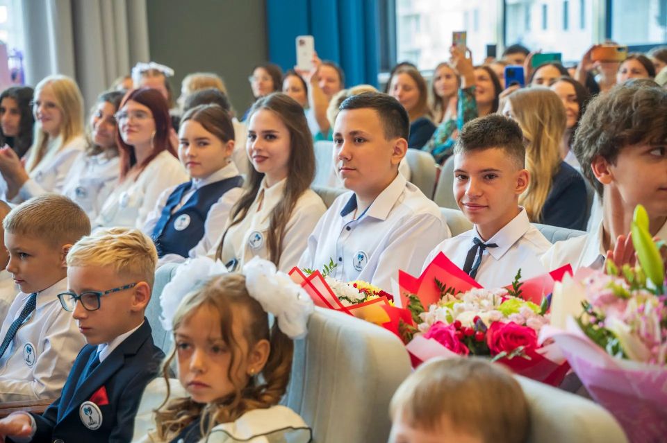 С Днём защиты детей!. Сегодня праздник тех, ради кого мы делаем Домодедово лучше: строим школы и детские сады, открываем спортивные площадки, благоустраиваем дворы и парки С Днём защиты детей!. Сегодня праздник тех, ради кого мы делаем Домодедово лучше: строим школы и детские сады, открываем спортивные площадки, благоустраиваем дворы и парки