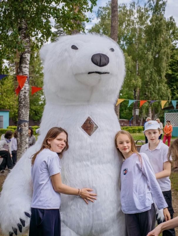 Подмосковные молодогвардейцы устроили праздник для детей Малаховского санатория в Серпухове Подмосковные молодогвардейцы устроили праздник для детей Малаховского санатория в Серпухове