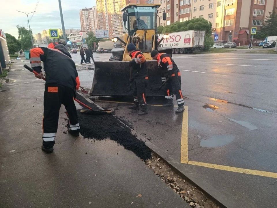 В городе продолжаются ремонтные работы по восстановлению дорожного полотна В городе продолжаются ремонтные работы по восстановлению дорожного полотна