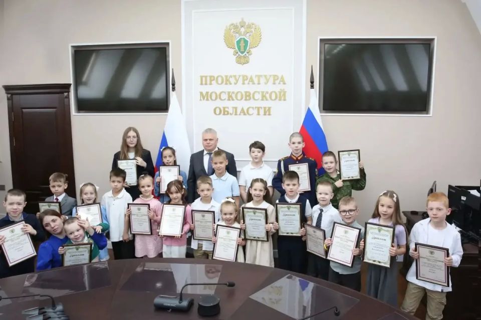 В прокуратуре Московской области состоялось торжественное награждение победителей и призеров творческого конкурса детских рисунков, посвященного 81-й годовщине Победы в Великой Отечественной войне 1941-1945 годов и...