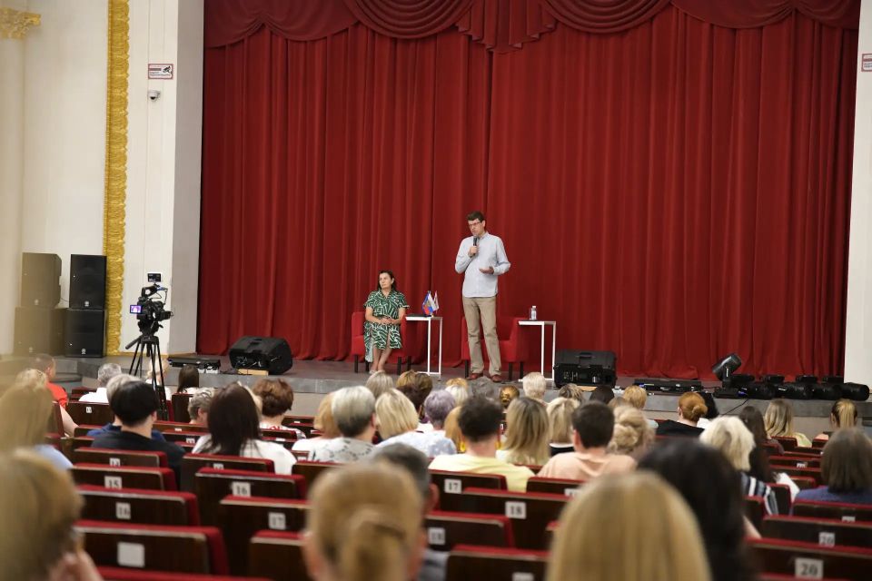 В Яхроме депутат Госдумы Денис Кравченко встретился с лидерами общественного мнения В Яхроме депутат Госдумы Денис Кравченко встретился с лидерами общественного мнения
