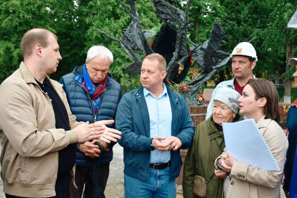Уполномоченный главы Пушкинского Нина Ушакова вместе с председателем Совета депутатов округа Артёмом Садулой и его заместителем Николаем Михайлиным, представителями отдела благоустройства администрации округа и подрядной... Уполномоченный главы Пушкинского Нина Ушакова вместе с председателем Совета депутатов округа Артёмом Садулой и его заместителем Николаем Михайлиным, представителями отдела благоустройства администрации округа и подрядной...