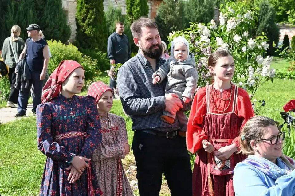 «Русский двор» объединил верующих в праздник Троицы: хороводы, песни и общий стол на Березне «Русский двор» объединил верующих в праздник Троицы: хороводы, песни и общий стол на Березне