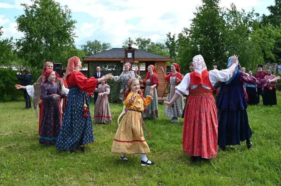 «Русский двор» объединил верующих в праздник Троицы: хороводы, песни и общий стол на Березне «Русский двор» объединил верующих в праздник Троицы: хороводы, песни и общий стол на Березне