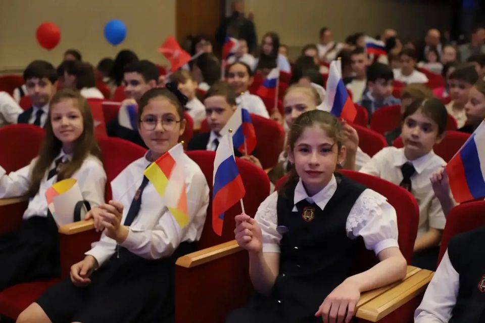 Северная Осетия-Алания: 400 «Орлят России» вступили в «Движение Первых» Северная Осетия-Алания: 400 «Орлят России» вступили в «Движение Первых»
