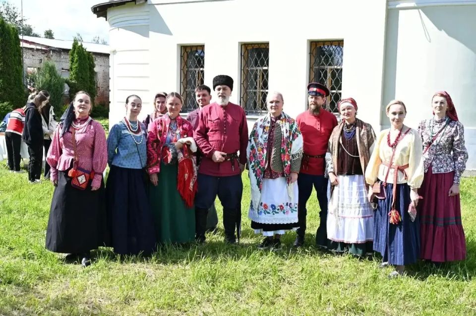 «Русский двор» объединил верующих в праздник Троицы: хороводы, песни и общий стол на Березне «Русский двор» объединил верующих в праздник Троицы: хороводы, песни и общий стол на Березне