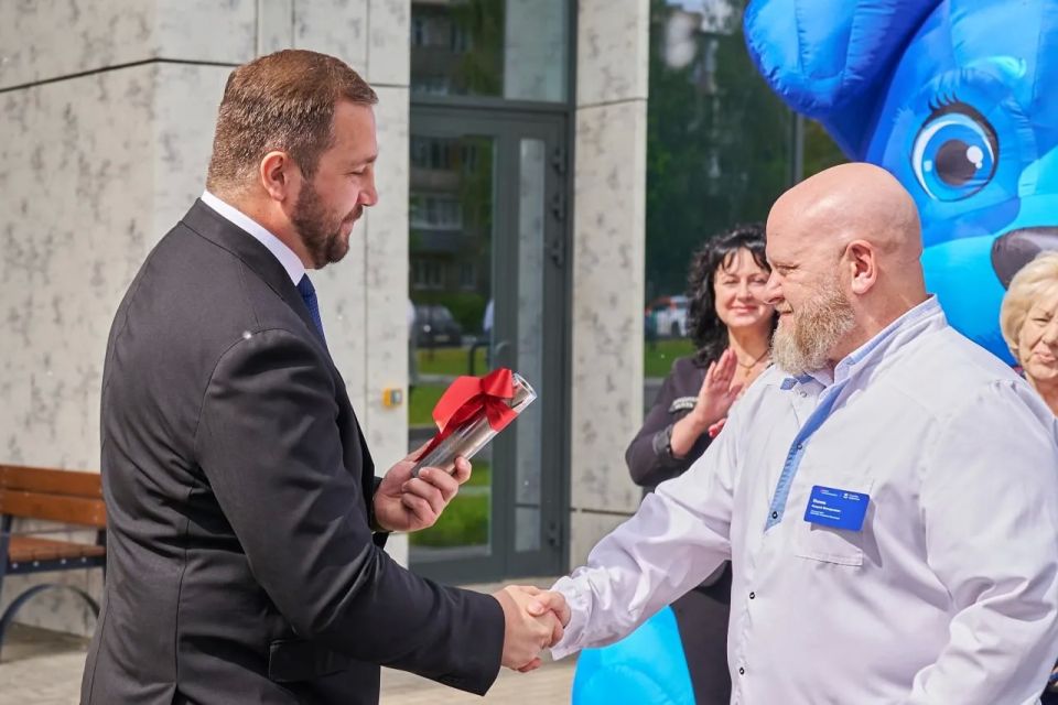 Михаил Собакин: Сегодня, в День защиты детей, мы торжественно открыли новую детскую поликлиника, рассчитанная на 500 посещений в смену Михаил Собакин: Сегодня, в День защиты детей, мы торжественно открыли новую детскую поликлиника, рассчитанная на 500 посещений в смену