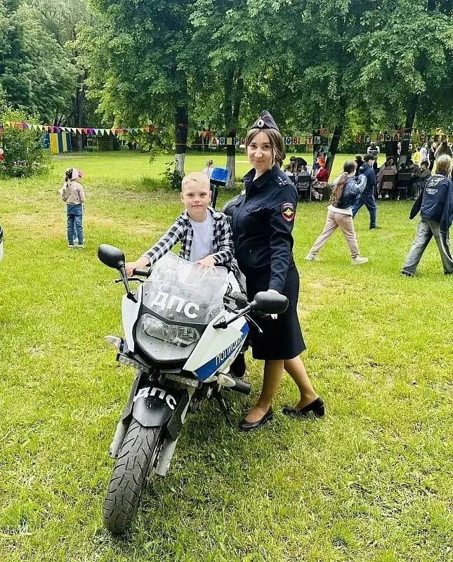 В Международный день защиты детей территория центра «Фантазия» превратилась в творческо-игровую площадку под девизом «Лето. Дети. Безопасность» В Международный день защиты детей территория центра «Фантазия» превратилась в творческо-игровую площадку под девизом «Лето. Дети. Безопасность»