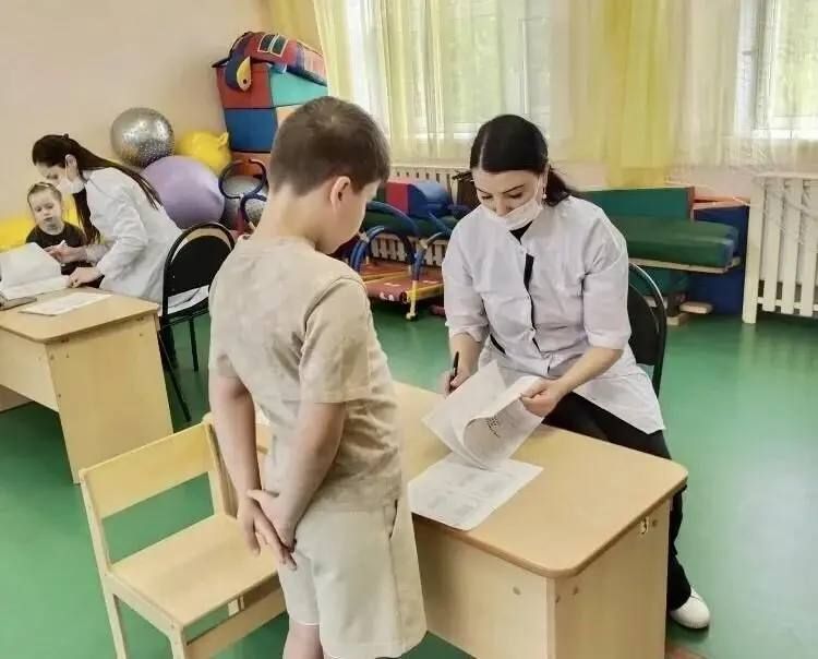 За три весенних месяца 2026 года выездные медицинские бригады Ленинского городского округа оказали помощь 2100 жителям — из них около 1400 детей и 700 взрослых За три весенних месяца 2026 года выездные медицинские бригады Ленинского городского округа оказали помощь 2100 жителям — из них около 1400 детей и 700 взрослых