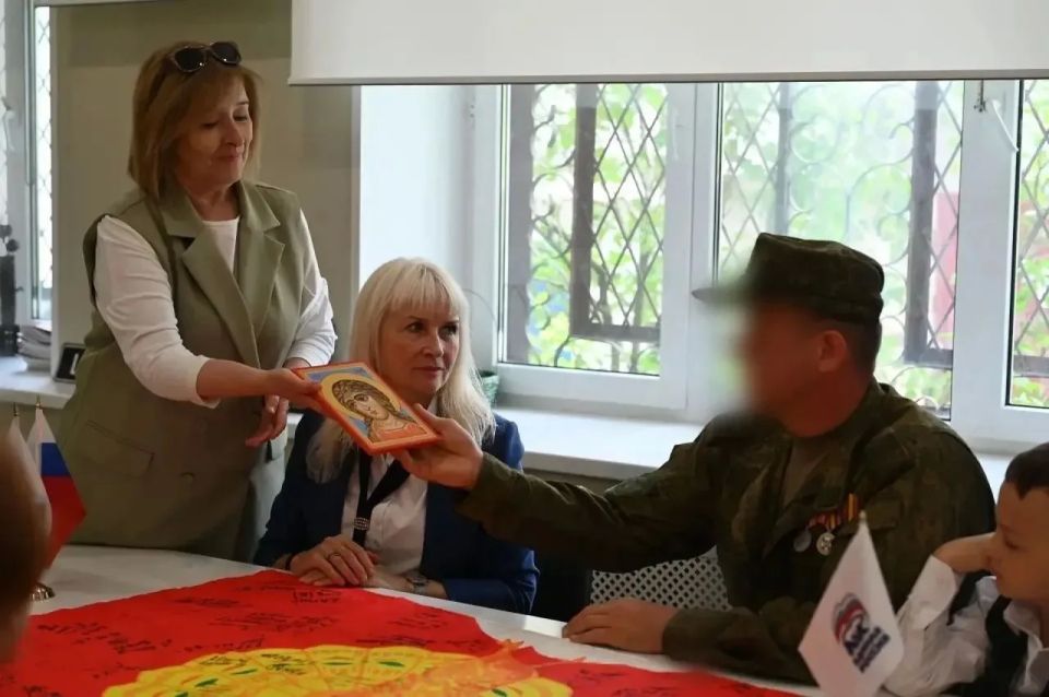 В едином центре поддержки участников СВО прошла встреча с бойцом «Рэмбо», в которой приняла участие депутат Совета депутатов городского округа Серпухов Надежда Ерёмина В едином центре поддержки участников СВО прошла встреча с бойцом «Рэмбо», в которой приняла участие депутат Совета депутатов городского округа Серпухов Надежда Ерёмина