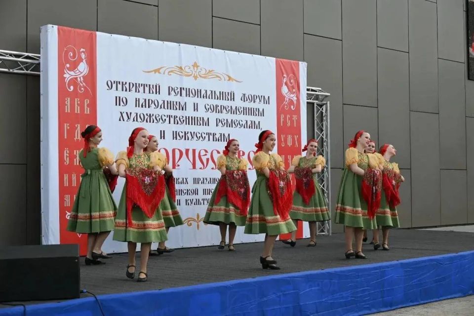На площадке у кинотеатра «Искра» в Ленинском городском округе подвели итоги открытого регионального форума-фестиваля «Творчество-2026», приуроченного ко Дню славянской письменности и культуры На площадке у кинотеатра «Искра» в Ленинском городском округе подвели итоги открытого регионального форума-фестиваля «Творчество-2026», приуроченного ко Дню славянской письменности и культуры