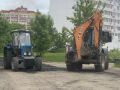 Уполномоченный главы округа Нина Ушакова вместе с коллегой из МКУ «Пушгорхоз» проверила ход работ по восстановлению дорожного покрытия в микрорайоне Заветы Ильича в Пушкино