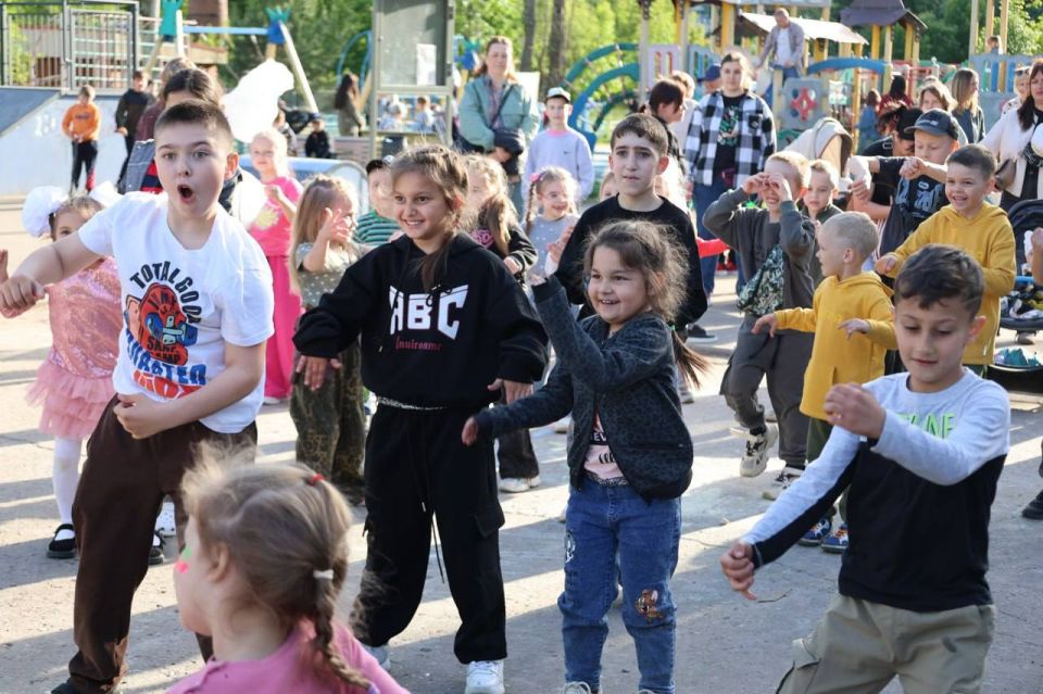 В ДК «Металлург» для юных жителей округа состоялась программа «Праздник счастливого детства» В ДК «Металлург» для юных жителей округа состоялась программа «Праздник счастливого детства»