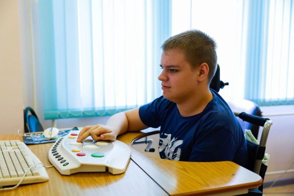 В Международный день защиты детей вместе с главой Ленинского городского округа Станиславом Каторовым посетили Российский реабилитационный центр «Детство» в посёлке санатория «Горки Ленинские» В Международный день защиты детей вместе с главой Ленинского городского округа Станиславом Каторовым посетили Российский реабилитационный центр «Детство» в посёлке санатория «Горки Ленинские»