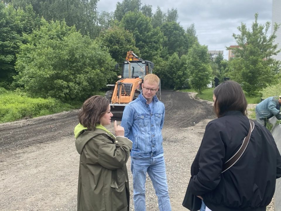 Уполномоченный главы округа Нина Ушакова вместе с коллегой из МКУ «Пушгорхоз» проверила ход работ по восстановлению дорожного покрытия в микрорайоне Заветы Ильича в Пушкино Уполномоченный главы округа Нина Ушакова вместе с коллегой из МКУ «Пушгорхоз» проверила ход работ по восстановлению дорожного покрытия в микрорайоне Заветы Ильича в Пушкино