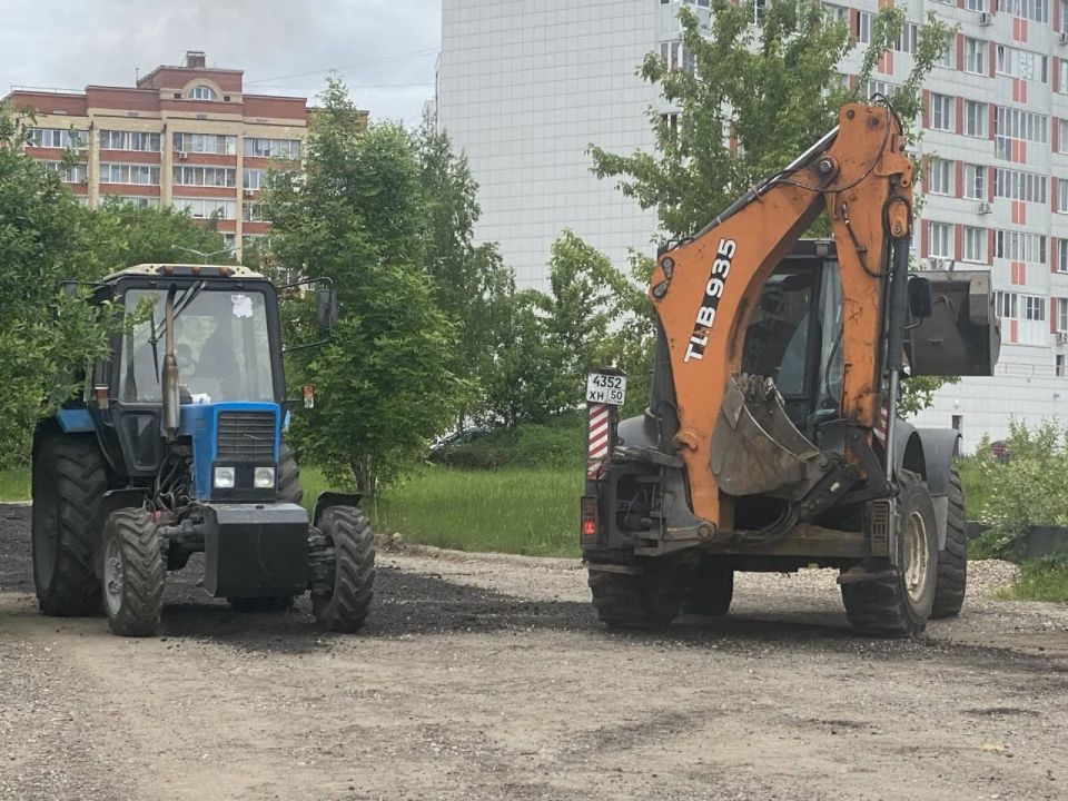 Уполномоченный главы округа Нина Ушакова вместе с коллегой из МКУ «Пушгорхоз» проверила ход работ по восстановлению дорожного покрытия в микрорайоне Заветы Ильича в Пушкино