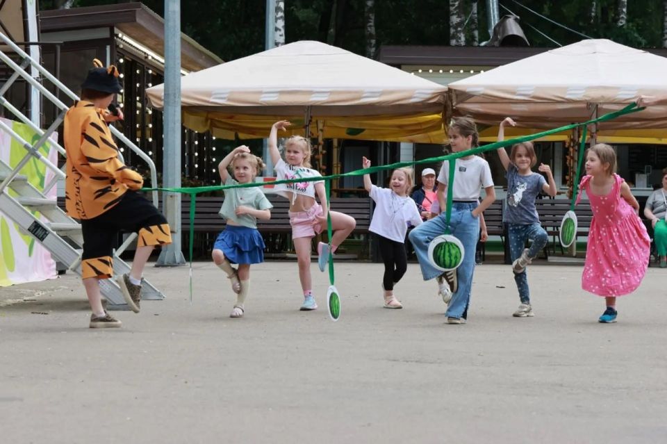 Лето в Богородских парках! На предстоящей неделе продолжат свои занятия участники творческой мастерской по изучению основ живописи и классической скульптуры в Центральном парке Лето в Богородских парках! На предстоящей неделе продолжат свои занятия участники творческой мастерской по изучению основ живописи и классической скульптуры в Центральном парке