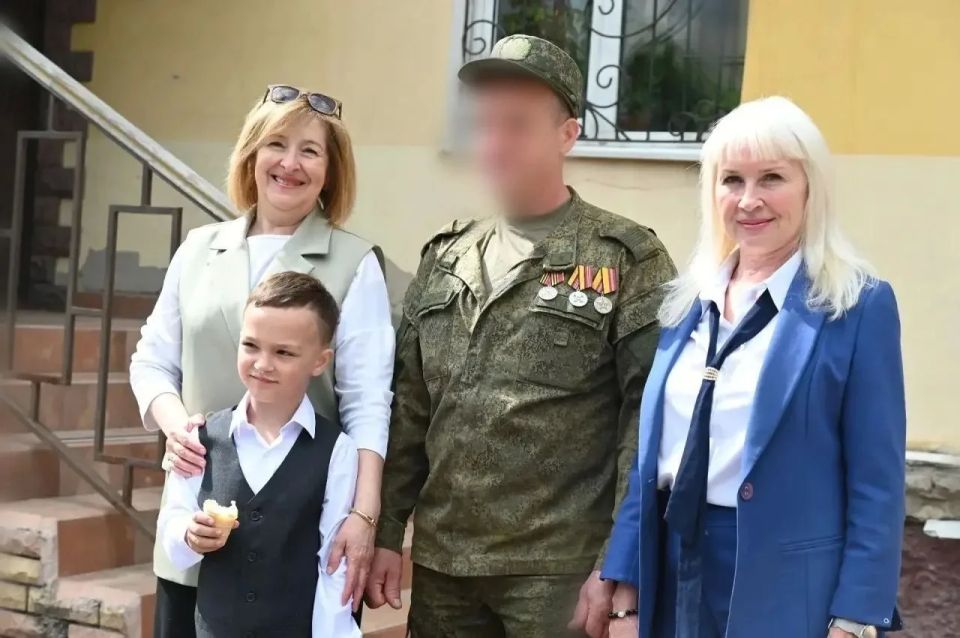 В едином центре поддержки участников СВО прошла встреча с бойцом «Рэмбо», в которой приняла участие депутат Совета депутатов городского округа Серпухов Надежда Ерёмина В едином центре поддержки участников СВО прошла встреча с бойцом «Рэмбо», в которой приняла участие депутат Совета депутатов городского округа Серпухов Надежда Ерёмина