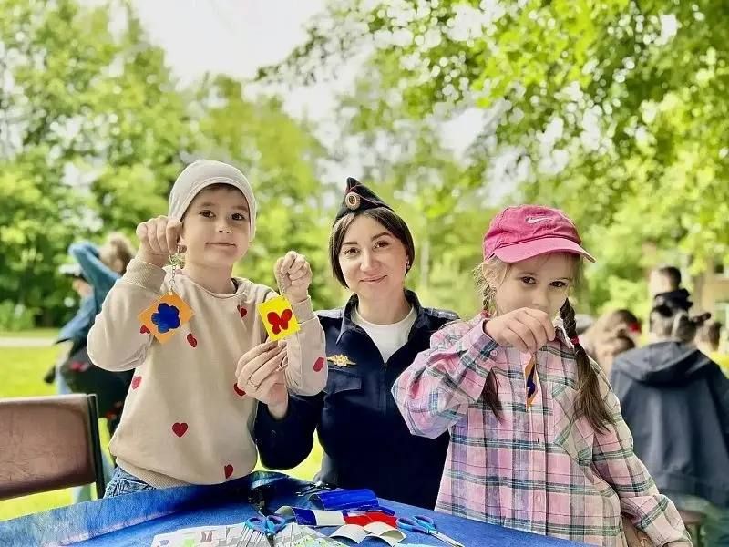 В Международный день защиты детей территория центра «Фантазия» превратилась в творческо-игровую площадку под девизом «Лето. Дети. Безопасность» В Международный день защиты детей территория центра «Фантазия» превратилась в творческо-игровую площадку под девизом «Лето. Дети. Безопасность»