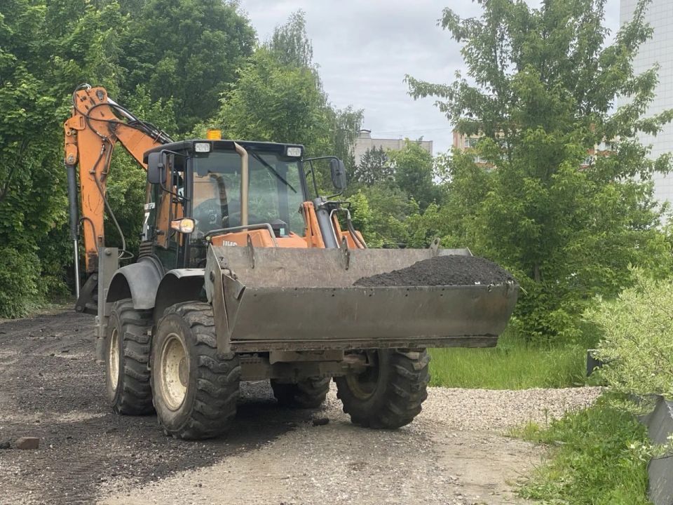 Уполномоченный главы округа Нина Ушакова вместе с коллегой из МКУ «Пушгорхоз» проверила ход работ по восстановлению дорожного покрытия в микрорайоне Заветы Ильича в Пушкино Уполномоченный главы округа Нина Ушакова вместе с коллегой из МКУ «Пушгорхоз» проверила ход работ по восстановлению дорожного покрытия в микрорайоне Заветы Ильича в Пушкино